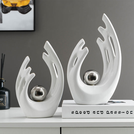 Aurea Mano™ – Scultura Artistica Moderna con Sfera Dorata
