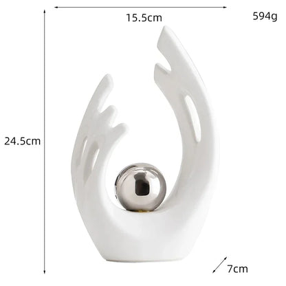 Aurea Mano™ – Scultura Artistica Moderna con Sfera Dorata