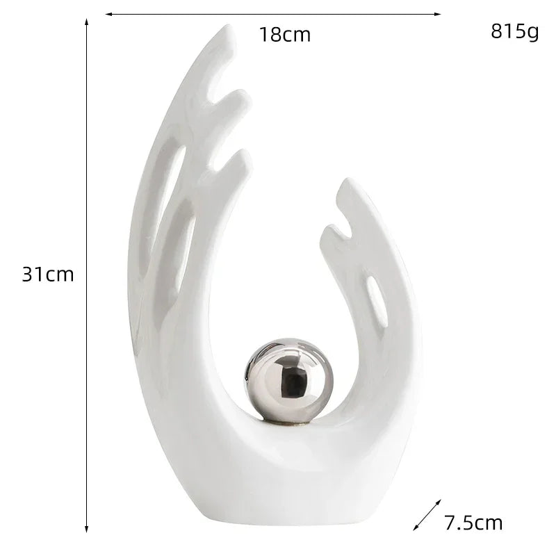 Aurea Mano™ – Scultura Artistica Moderna con Sfera Dorata